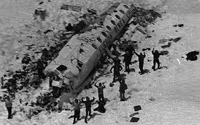 Vào thứ Sáu ngày 13/10/1972, máy bay của Không lực Uruguay chở đội tuyển bóng bầu dục Old Christians, gia đình và các quan chức của đội tuyển gặp tai nạn, khiến 29 người tử vong. Những người sống sót đã phải ăn thịt thi thể người quá cố bị vùi trong tuyết để sinh tồn.