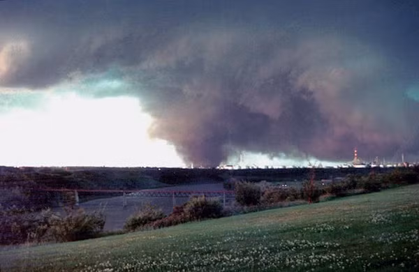 Vào thứ Sáu ngày 13/7/1987, một cơn lốc vòi rồng mạnh đã càn quét Edmonton, Alberta, Canada đã khiến 27 người thiệt mạng và làm bị thương ít nhất 300 người.