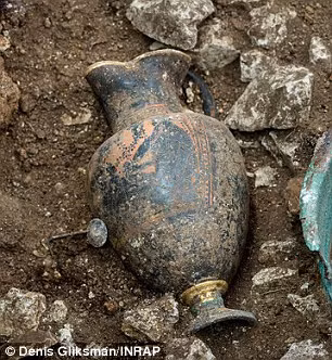 Bình gốm với hình ảnh thần rượu nho Dionysus.