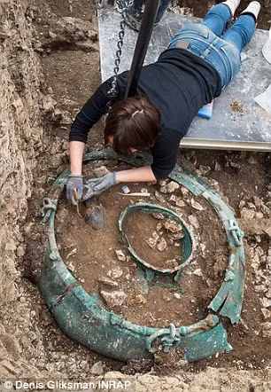 Các chuyên gia cẩn thận, tỉ mỉ làm sạch bụi bẩn bám trên bình gốm.