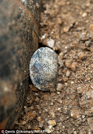 Thêm vào đó, các chuyên gia còn phát hiện chiếc bìa bạc. Đây là một phần của bộ đồ dùng cho các bữa tiệc, được dự đoán là dùng để lọc rượu.