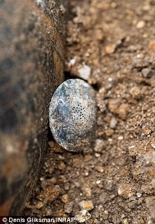 Thêm vào đó, các chuyên gia còn phát hiện chiếc bìa bạc. Đây là một phần của bộ đồ dùng cho các bữa tiệc, được dự đoán là dùng để lọc rượu.