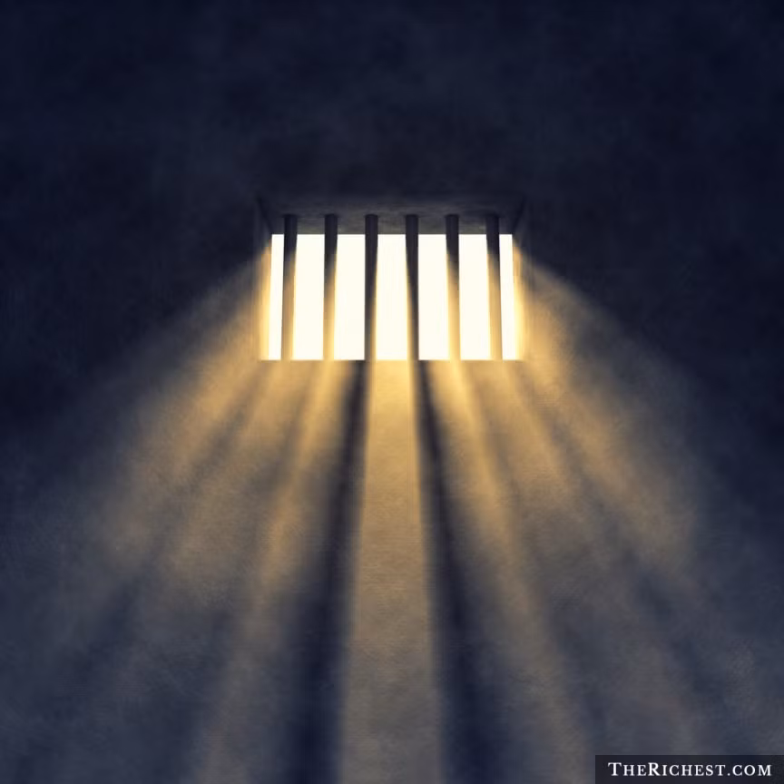 Theo báo cáo, CIA đã sử dụng đòn tra tấn bằng âm thanh này với việc không để âm thanh vượt quá 79 decibel. Bởi lẽ OSHA cảnh báo nếu con người nghe âm thanh ở mức cao như trên trong suốt 24 giờ sẽ dẫn đến thính giác bị ảnh hưởng nghiêm trọng.