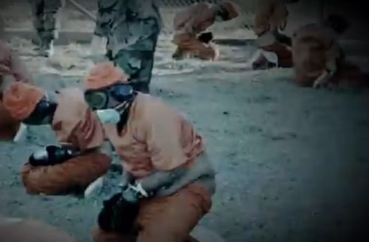 4. Tra tấn bằng âm thanh, tiếng ồn. Theo đó, tù nhân bị tra tấn bằng tiếng ồn trong suốt nhiều giờ đồng hồ vào lúc giữa đêm. Một số tù nhân khác thì phải đeo thêm tai nghe, bị bịt mắt, trói chân tay lại mà không biết bao giờ đòn tra tấn tàn bạo này mới kết thúc.