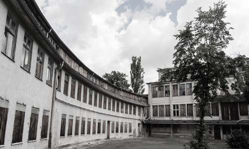 Công trình này được xây dựng theo hình móng ngựa với 38 phòng ăn dành cho các đội tuyển thể thao của mỗi nước đến đây thi đấu.