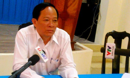 Nu sinh Tra Vinh bi danh hoi dong: Dinh chi hieu truong