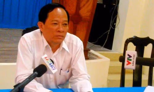 Nu sinh Tra Vinh bi danh hoi dong: Dinh chi hieu truong