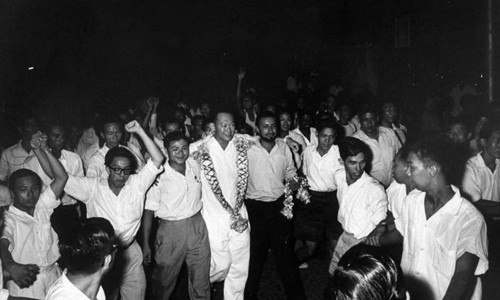 Ông Lý Quang Diệu đeo vòng hoa chúc mừng thắng lợi lớn của đảng PAP trong sự hân hoan, phấn khởi của người ủng hộ.