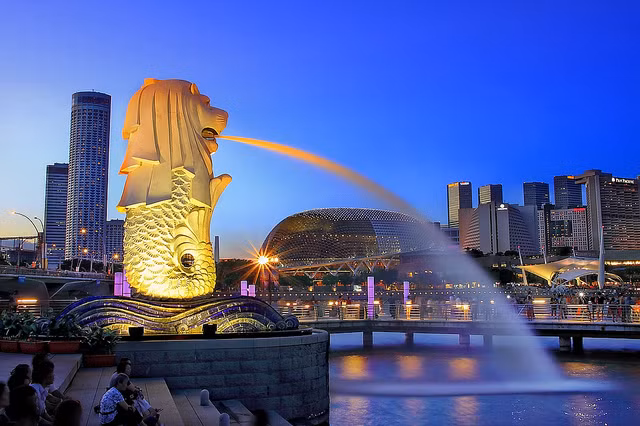 Linh vật Merlion của có đầu sư tử, mình cá phun nước và đang cưỡi sóng xanh là hình ảnh đại diện cho Singapore. Sở dĩ Singapore chọn hình ảnh trên làm biểu tượng của đất nước là vì ngày xưa nơi đây vốn là một làng chài có rất nhiều cá nên chính quyền muốn biểu tượng có liên quan đến cá. Thêm vào đó, tên gọi của Singapore trước đây là Singapura. Trong tiếng Malaysia, Singapura có nghĩa là thành phố sư tử bởi lẽ hoàng tử Sang Nila Utama khi phát hiện ra Singapore tin rằng bản thân đã nhìn thấy loài vật này sinh sống tại đây.