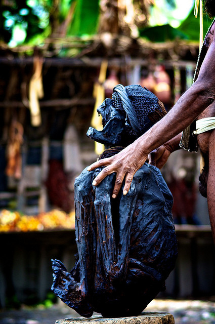 Cho đến năm 2012, các chuyên gia phát hiện ít nhất 8 xác ướp con người còn nguyên vẹn tại khu mỏ muối Douzlakh tại Chehr Abad, tây bắc Iran. Do được bảo quản trong muối nên những xác ướp này được các chuyên gia gọi là “người muối”. Thông qua kiểm qua, phân tích, các chuyên gia tiết lộ 3 xác ướp trong số này có từ khoảng năm 300 TCN.