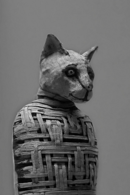 Xác ướp ở châu Á thường được cho là vô tình ướp xác thi thể người quá cố. Theo đó, người chết vô tình được chôn cất ở một nơi có môi trường lý tưởng để bảo quản di hài. Đặc biệt là môi trường ở khu vực lòng chảo Tarim, Iran rất lý tưởng để ướp xác tự nhiên. Tuy nhiên, những xác ướp này sau khi được đào lên sẽ bị phân hủy nhanh chóng vì tiếp xúc với khí hậu ẩm ướt ở châu Á.