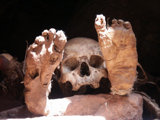 Ngoài Ai Cập, các chuyên gia còn phát hiện xác ướp ở các nơi khác, trong đó có châu Phi. Nhiều xác ướp được ướp một cách tự phát, trong đó có một số xác ướp hàng ngàn năm tuổi.