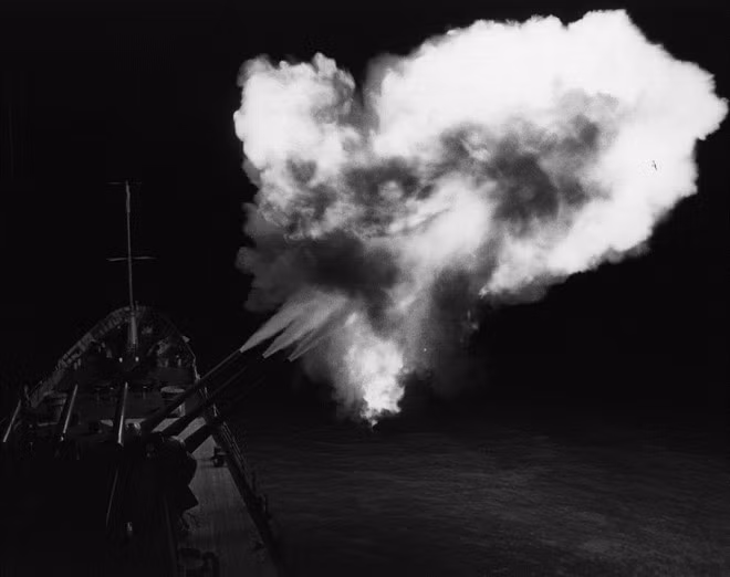 Mỹ đã chi khoảng 352 tỷ USD cho các hoạt động quân sự trong cuộc chiến tranh ở Việt Nam. Trong ảnh là tàu tuần dương Canberra của quân đội Mỹ phóng hỏa lực.