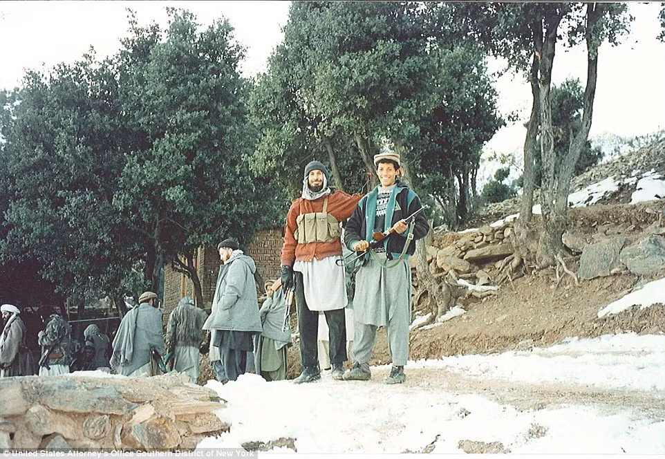 Hàng chục tay súng al-Qaeda cùng trùm khủng bố Bin Laden đi dạo. Họ cũng ở trong sào huyệt cùng thủ lĩnh và vợ con của lãnh đạo nhóm khủng bố nguy hiểm nhất hành tinh này.