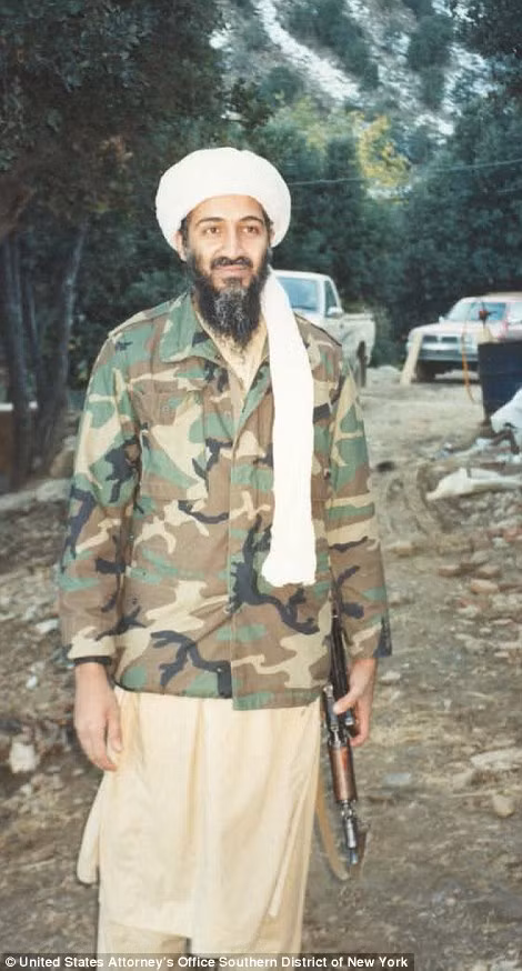 Osama Bin Laden thường mang theo một khẩu súng bên mình khi đi ra ngoài. Al-Fawwaz giúp bin Laden thực hiện cuộc phỏng vấn đầu tiên trên truyền hình với các phóng viên của CNN vào năm 1997.