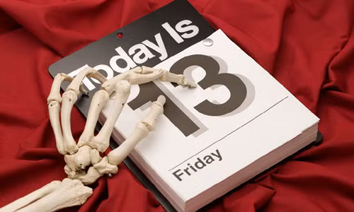 1. Bạn sẽ chết ngay sáng hôm sau khi đi qua một đám tang: Trong tín ngưỡng của người Anh thời Trung cổ, thứ 6 và con số 13 gắn liền với án tử hình. Trong thời kỳ này, các tù nhân bị treo cổ trước công chúng vào ngày thứ 6 và tù nhân phải bước đúng 13 bước trước khi tiến đến dây thòng lọng dùng để treo cổ. Ám ảnh bởi điều đó, không ít người hoang mang và cho rằng đi qua một đám tang trong ngày này thì sẽ chết vào sáng hôm sau. Theo thống kê, có khoảng 21 triệu người Mỹ tin rằng đó là sự thật nhưng chưa có một trường hợp nào được ghi nhận là đã xảy ra thật.