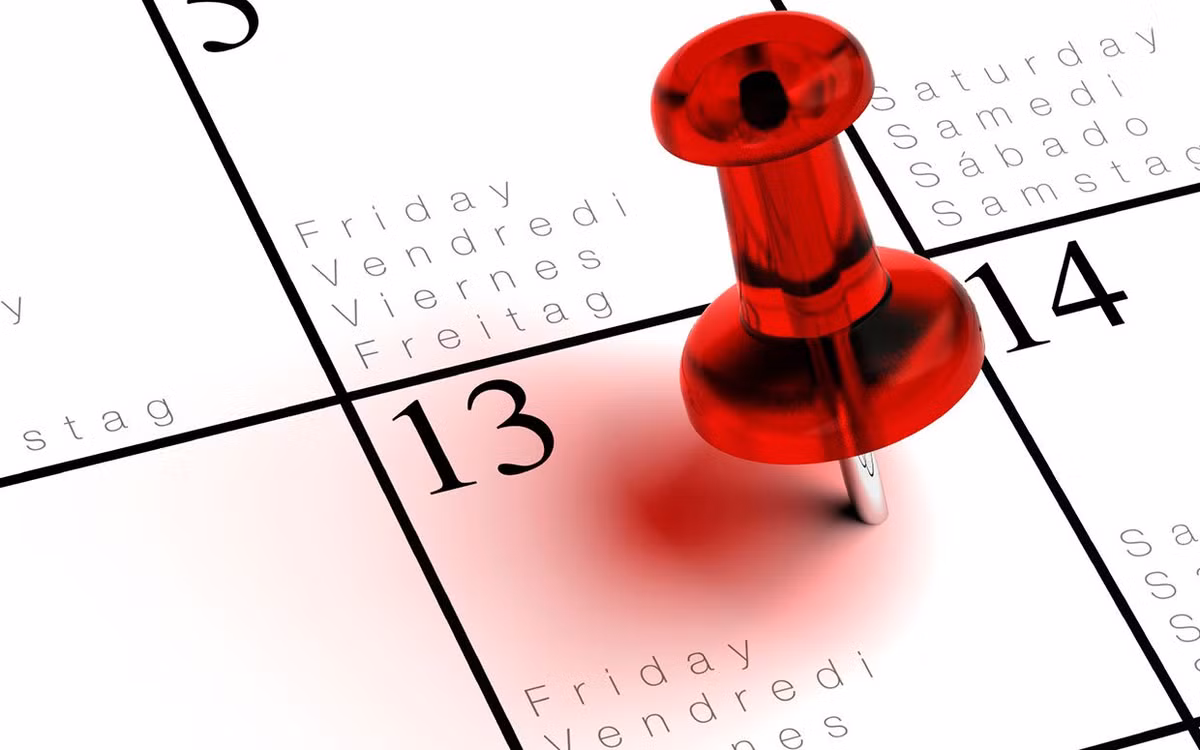 4. Khai trương vào ngày này sẽ gặp đại họa: Điều này bắt nguồn từ câu chuyện một doanh nghiệp khai trương tình cờ đúng vào ngày thứ 6 xui xẻo. Kết quả là ngay trong ngày khai trương, doanh nghiệp đã xảy ra một vụ cháy kho dầu lớn. Không ai có thể lý giải nguyên nhân và chỉ có thể vin vào biểu tượng xui xẻo của ngày này mà thôi. Trong Kinh Thánh, ngày Eva dụ dỗ Adam ăn trái cấm, ngày cơn đại hồng thủy xảy ra, ngày Chúa Jesus bị đóng đinh, ngày đền thờ Salomon bị phá hủy… tất cả đều là thứ 6.
