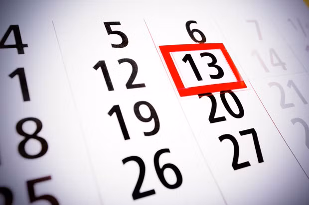 2. Cắt tóc sẽ gặp xui xẻo lớn: Không ít ý kiến cho rằng, cắt tóc là sự xui xẻo, nếu cắt vào ngày xui xẻo như thứ Sáu ngày 13 thì sẽ đảo lộn thành may mắn. Nhưng cũng có người tin rằng, trong ngày đã xui xẻo như vậy mà lại cắt tóc thì xui xẻo càng nhân lên gấp bội. Tuy nhiên, thực hư chuyện này ra sao vẫn chưa ai chứng minh được. Có lẽ, đây chỉ là tin đồn người ta tự dựng lên để hù dạo nhau. Đây chỉ là sự hiểu nhầm phong thủy về thứ 6 ngày 13 mà thôi.