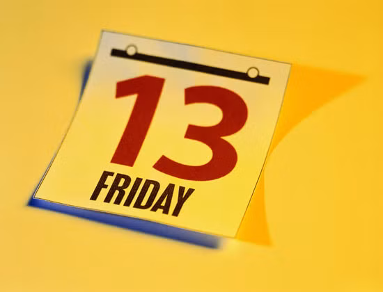 5. Cắt móng tay vào thứ 6 ngày 13 sẽ toàn gặp chuyện không vui: Điều này chưa có cơ sở rõ ràng để giải thích. Nó vẫn mang tính chất gắn với những điều xui xẻo về con số của Quỷ sa tăng mà thôi. Thứ 6 ngày 13 năm 1306, vua Philip đã bắt giữ các hiệp sĩ Templar và tra tấn họ dã man. Đây là một câu chuyện thương tâm và được truyền tụng nhau để răn đe về ngày ma quỷ. Thậm chí tới ngày nay, chính phủ Italia còn cấm con số 13 trong xổ số kiến thiết của họ. Rõ ràng, dẫu nó xuất phát từ đâu đi chăng nữa thì thực sự quyền năng và tầm ảnh hưởng của thứ 6 ngày 13 là vô cùng lớn, reo rắc trong lòng không ít người sự sợ hãi về một ngày được gọi là “ngày của ma quỷ”.