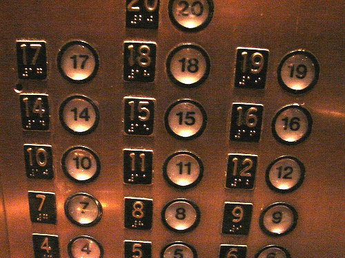 6. Thay đổi vị trí giường trong ngày này sẽ toàn mơ thấy ác mộng: Trong thứ 6 ngày 13, dù làm gì đi nữa bạn cũng cảm thấy đen đủi chưa từng thấy, bao gồm cả việc thay đổi lại vị trí giường ngủ. Theo một số người, việc làm này sẽ khiến bạn cảm thấy khó ngủ, giấc ngủ chập chờn và đặc biệt sẽ toàn mơ thấy ác mộng. Trên thực tế điều này chưa được kiểm chứng.