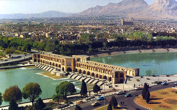 Ngày 8/3/1722, ông hoàng Afghanistan Mir Mahmud chiếm đóng Isfahan.