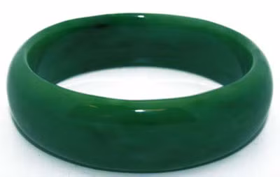 Loại đá quý hợp vận với người sinh ngày 5/3 là ngọc bích, ngọc xanh biển Aquamarine.