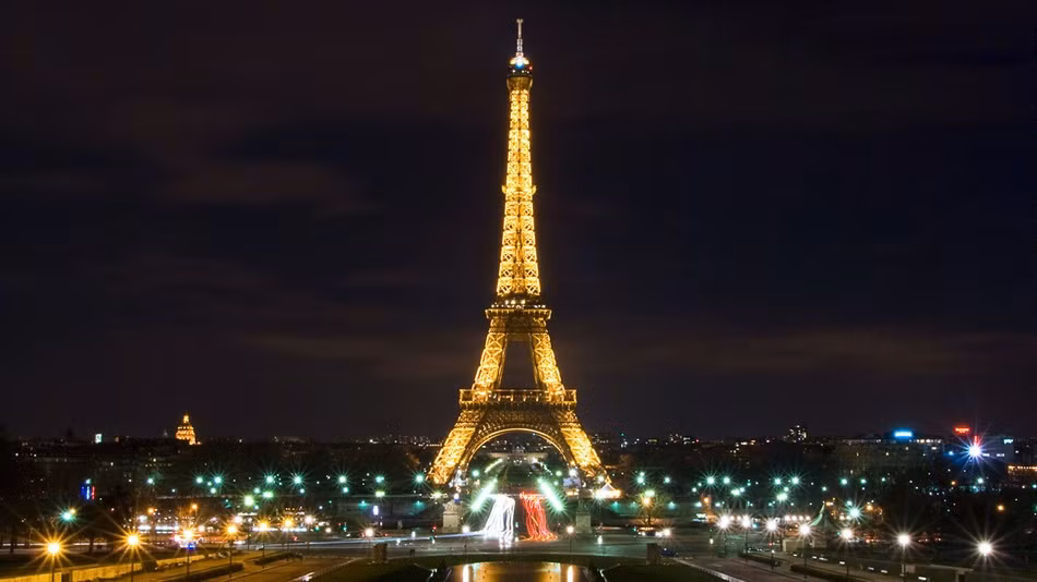 Theo Listverse, số người tự sát bằng cách nhảy từ tháp Eiffel xuống là phương pháp tự tử phổ biến thứ ba tại Pháp. Mặc dù giới chức trách đã lắp đặt tay vịn và các giải pháp an toàn khác nhưng vẫn không ngăn được những trường hợp muốn tự sát tại tháp Eiffel.