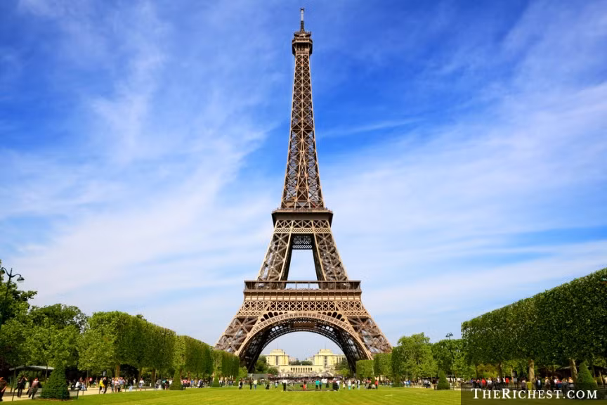 3. Tháp Eiffel là một trong những biểu tượng nổi tiếng của Pháp và là địa điểm du lịch hút khách. Bên cạnh sự lãng mạn, công trình này còn có chương đen tối liên quan đến việc tự sát.