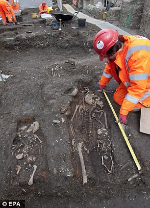 Các chuyên gia phát hiện nhiều bộ xương của người mẹ chôn cất bên cạnh thi hài con cái.