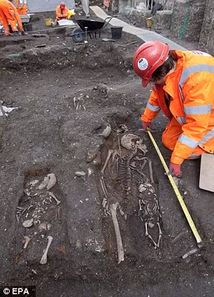 Các chuyên gia phát hiện nhiều bộ xương của người mẹ chôn cất bên cạnh thi hài con cái.