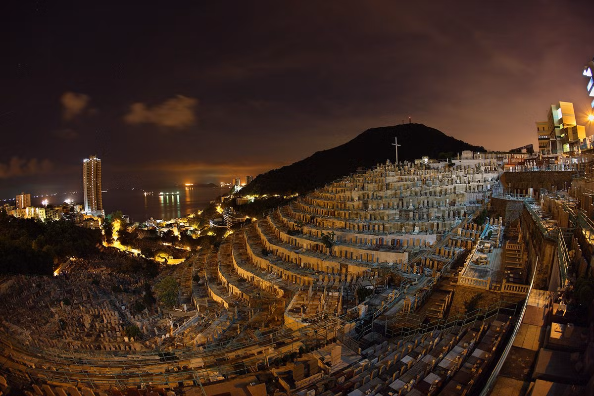 Ảnh chụp từ trên cao quang cảnh một nghĩa trang rộng lớn ở Hong Kong của nhiếp ảnh gia Brian Yen. Tác phẩm này tranh giải ở hạng mục Du lịch.
