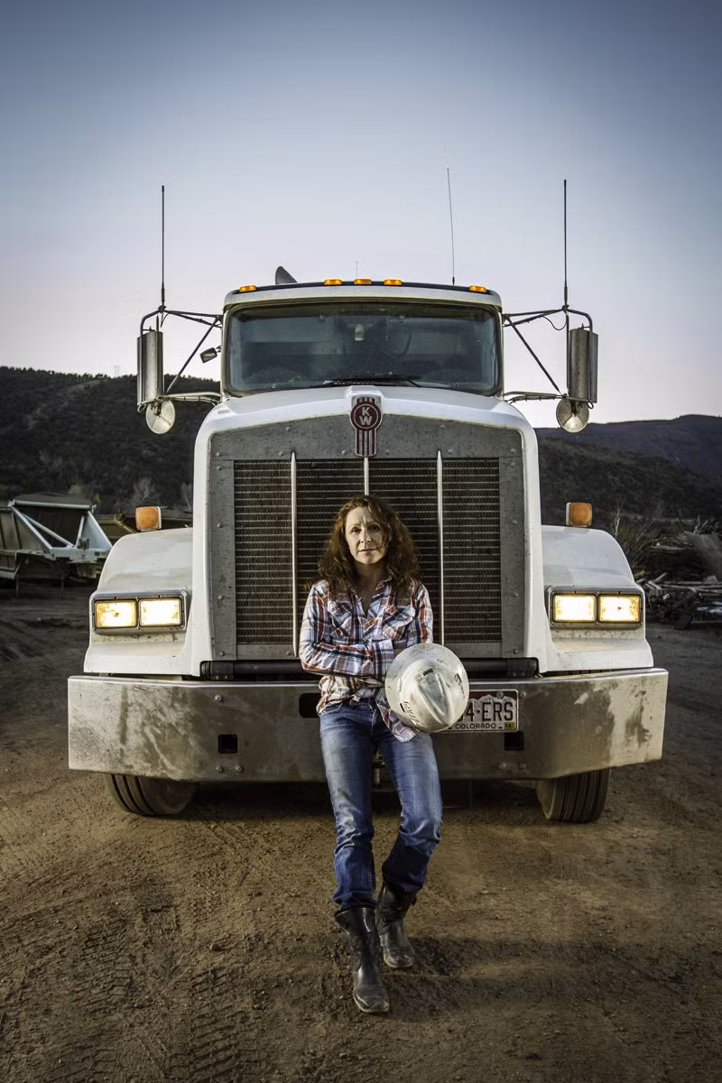 Chân dung nữ công nhân xây dựng Leslie làm việc cần mẫn mỗi ngày giống như đấng mày râu ở Glenwood Springs, Colorado, Mỹ được nhiếp ảnh gia Kristen Keefer chụp đã lọt vào vòng chung kết ở hạng mục Nước Mỹ.