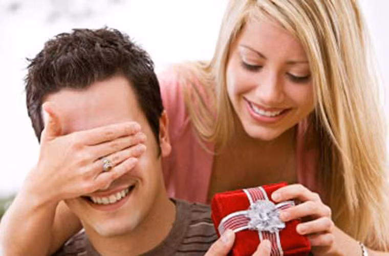 Bởi lẽ, trước đó, các cô gái thể hiện tình yêu của mình đối với các chàng trai vào ngày Valentine Đỏ (14/2) bằng cách tặng hoa, quà... cho nửa kia.