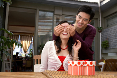 Theo đó, vào năm 1965, một chàng trai bán kẹo dẻo ở Nhật Bản muốn đáp lại tình cảm của cô gái thầm thương trộm nhớ mình - người đã tặng quà cho anh vào Valentine Đỏ (14/2).