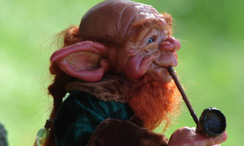 4. Leprechauns là sinh vật được miêu tả là người đàn ông nhỏ bé màu xanh và sẽ cho mọi người vàng khi ở cuối cầu vồng. Thậm chí, Leprechaun còn được miêu tả là sinh vật đem lại may mắn.