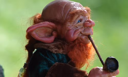 4. Leprechauns là sinh vật được miêu tả là người đàn ông nhỏ bé màu xanh và sẽ cho mọi người vàng khi ở cuối cầu vồng. Thậm chí, Leprechaun còn được miêu tả là sinh vật đem lại may mắn.
