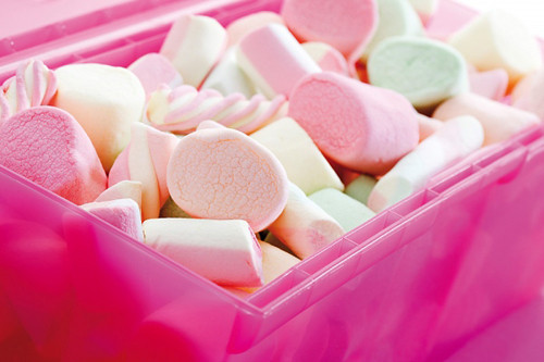 Do đó, chàng trai này đã làm một hộp kẹo thật lớn có màu trắng như tuyết để tặng bạn gái.