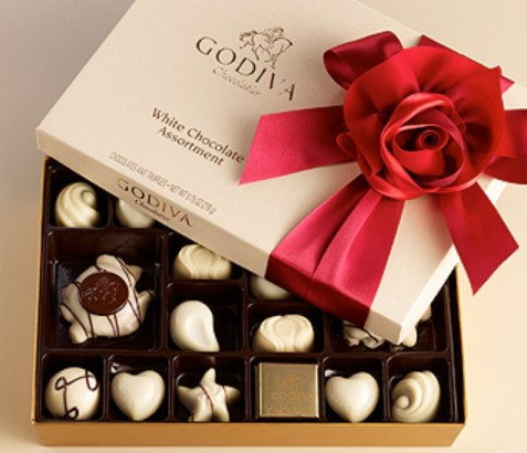 Trong ngày lễ tình nhân thứ 2 trong năm, các đôi uyên ương thường tặng nhau chocolate trắng như đúng tên gọi ngày Valentine Trắng. Thêm vào đó, các chàng trai còn tặng bạn gái các món quà khác như quần áo, trang sức, đồ ăn...