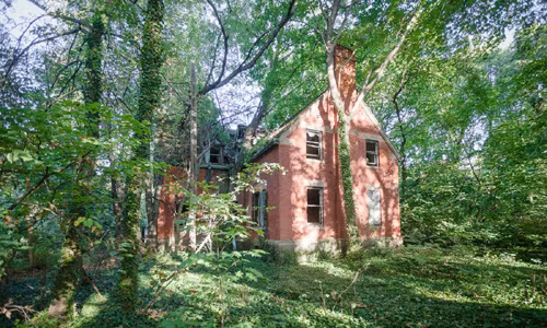 Cứ cách vài tuần hoặc vài tháng, ông Ellis thường khám phá một địa điểm bỏ hoang mới để có những trải nghiệm khác lạ. Trong ảnh là một bệnh viện điều trị các bệnh truyền nhiễm bị bỏ hoang.