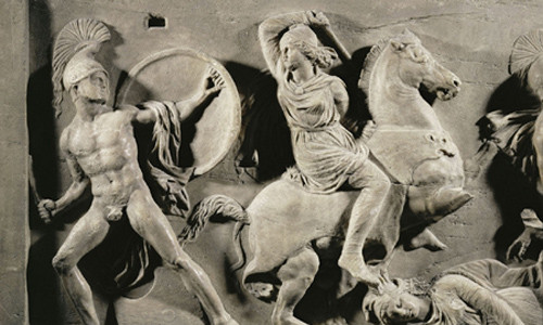 Cụ thể, các chuyên gia tìm thấy những ngôi mộ của các nữ chiến binh Amazon. Nhiều bộ xương của được tìm thấy có dấu vết của những trận chiến tàn khốc cũng như được chôn cất cùng vũ khí của họ.