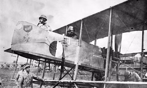 Chỉ huy phi đội MF 29 của Pháp là Maurice Happe ngồi trên máy bay Farman MF.11 và đồng đội.