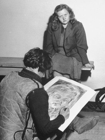 Lợi dụng quyền hành của chồng, Ilse Koch đã tra tấn, hành hạ tù nhân một cách dã man để thỏa mãn thú vui bệnh hoạn của mình. Ả là một trong những nữ đồ tể tàn ác nhất của phát xít Đức khi có sở thích ghê rợn lột da tù nhân để lấy hình xăm làm đồ lưu niệm.