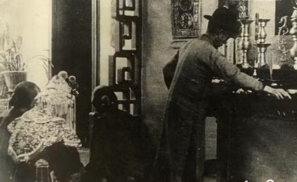 Người đàn ông chuẩn bị, kiểm tra kỹ lưỡng những vật dụng bày trên bàn thờ gia tiên để hôn lễ diễn ra suôn sẻ, theo đúng phong tục truyền thống.