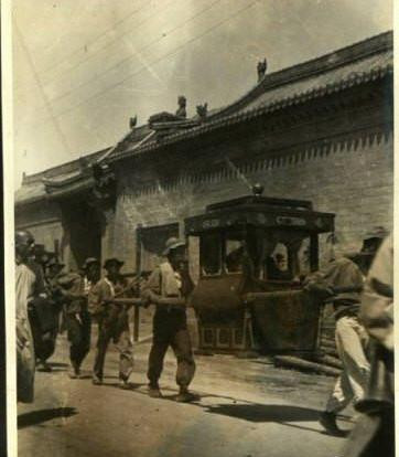 Đoàn rước dâu khiêng kiệu hoa đưa cô dâu về nhà chồng.