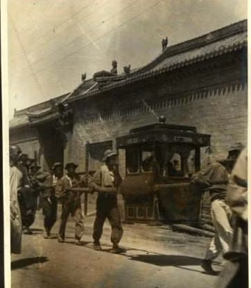 Đoàn rước dâu khiêng kiệu hoa đưa cô dâu về nhà chồng.