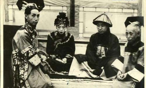 Đám cưới của cô dâu thời nhà Thanh có sự tham gia của các trưởng lão trong gia tộc.