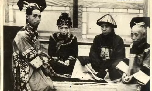 Đám cưới của cô dâu thời nhà Thanh có sự tham gia của các trưởng lão trong gia tộc.