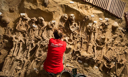 Phat hien ngoi mo tap the chon khoang 200 bo xuong