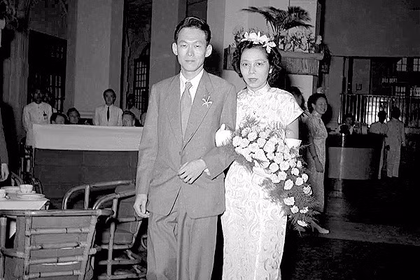 Đến tháng 9/1950, cựu Thủ tướng Lý Quang Diệu tổ chức đám cưới chính thức với bà Kha Ngọc Chi theo nguyện vọng của 2 bên gia đình. Trong ảnh là vợ chồng cựu Thủ tướng Lý Quang Diệu cắt bánh trong tiệc cưới tổ chức tại khách sạn Raffles, Singapore.