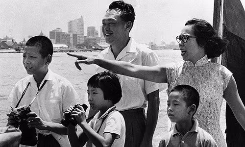 Sau đó, cựu Thủ tướng Lý Quang Diệu và bà Kha Ngọc Chi đón thêm hai thành viên mới trong gia đình là các con: Lý Vỹ Linh (sinh năm 1955) và Lý Hiển Dương (sinh năm 1957). Trong ảnh là gia đình 5 người rạng ngời hạnh phúc của cựu Thủ tướng Lý Quang Diệu.